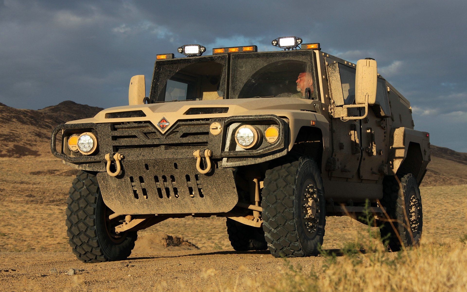 Армейский внедорожник Hummer в пустыне обои, картинки, фото