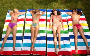 Четыре девушки загорают на солнце