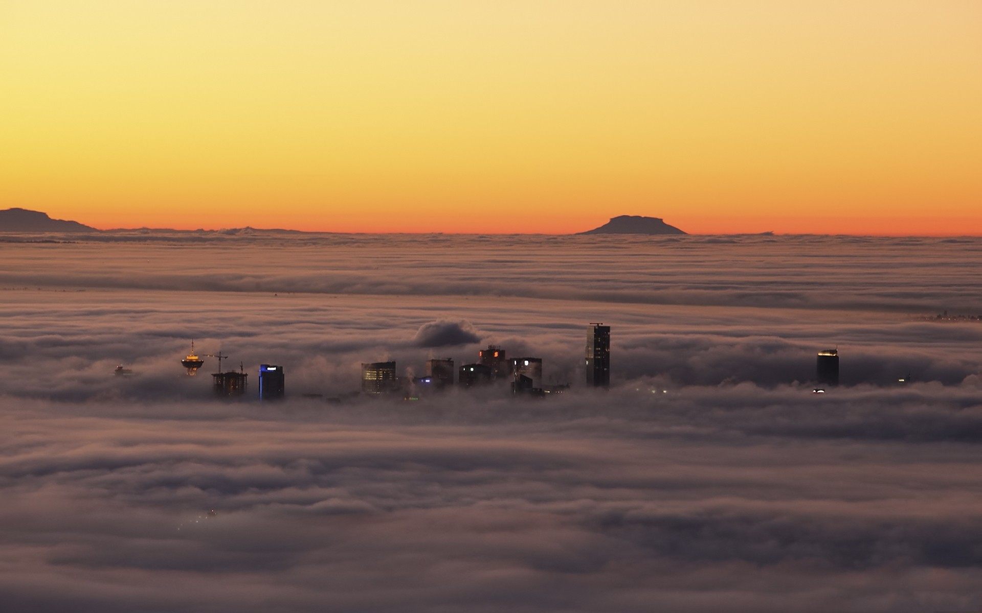 Город в тумане, вид с высоты птичьего полета обои, картинки, фото