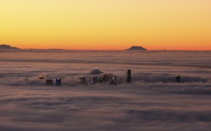 Город в тумане, вид с высоты птичьего полета обои