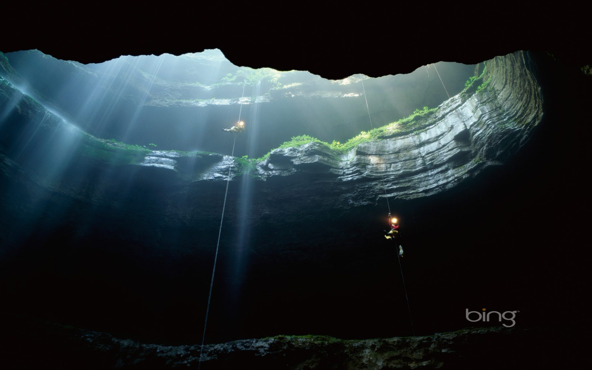 Пещера, темнота, мох, люди, новое, глубина, зелень, свет, луч, фонарь, спуск, скала, высота, скала обои, картинки, фото