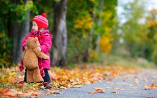 Little girl, child, children, childhood, trees, road, teddy bear, autumn, lonely, маленькая обои 2560x1600