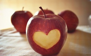 Сердце на яблоке обои