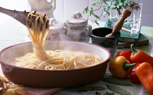 Спагетти, перец, сковорода обои 1280x1024